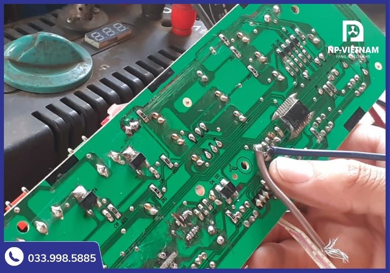 Bo mạch bị ẩm cũng là nguyên nhân khiến quạt hơi nước kêu to