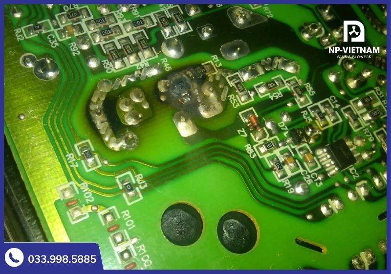 Hơi ẩm tích tụ lâu ngày làm oxy hóa bo mạch, nguyên nhân hàng đầu khiến quạt điện tử bị loạn lệnh và tự tắt