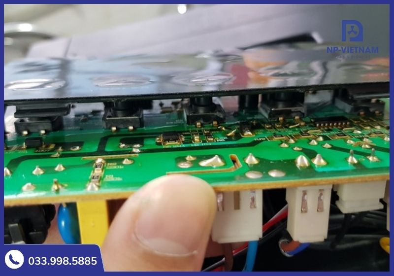 Lỗi bo mạch điện tử là nguyên nhân phổ biến khiến quạt hơi nước không hoạt động bình thường