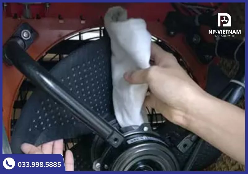 Bụi bẩn bám là nguyên nhân khiến quạt hơi nước kêu tạch tạch và rung lắc.