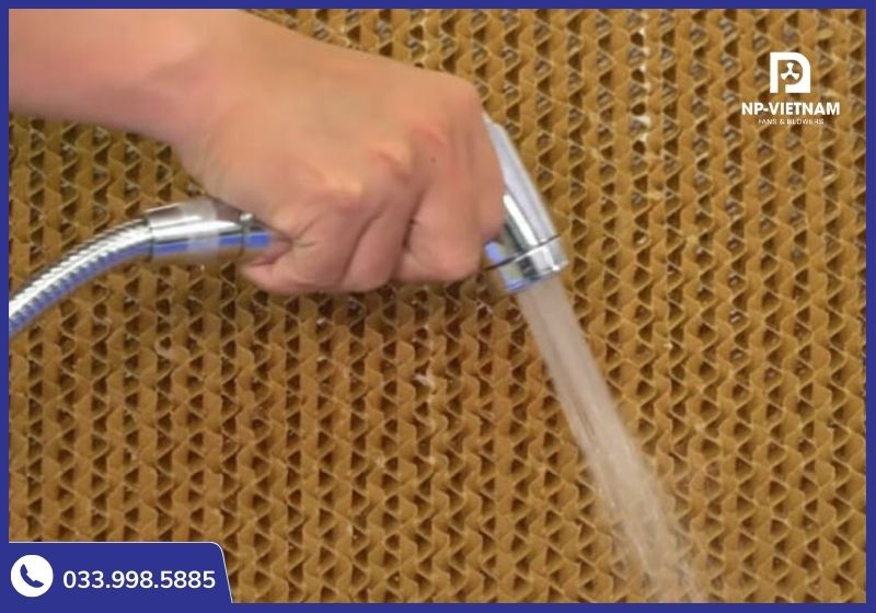 Vệ sinh tấm Cooling Pad định kỳ giúp giảm gánh nặng cho motor và tiết kiệm điện