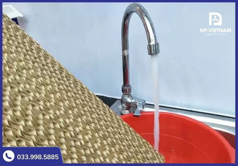 Vệ sinh tấm làm mát bằng vòi xịt áp lực nhẹ để bảo vệ cấu trúc giấy polymer của máy