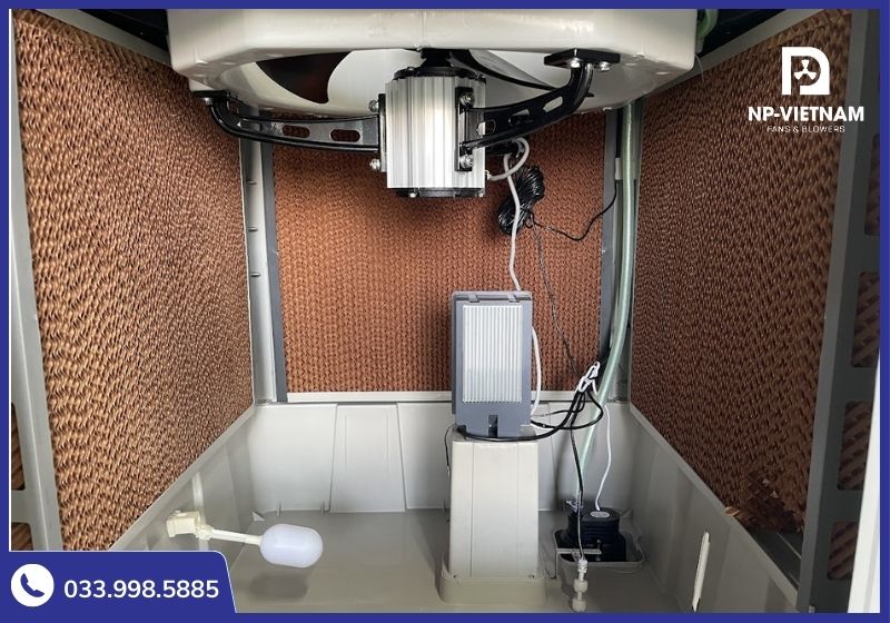 Cấu tạo bên trong của máy quạt hơi nước lớn với tấm làm mát dày giúp làm mát nhanh