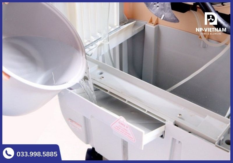 Không nên đổ nước quá nhiều vào bình chứa