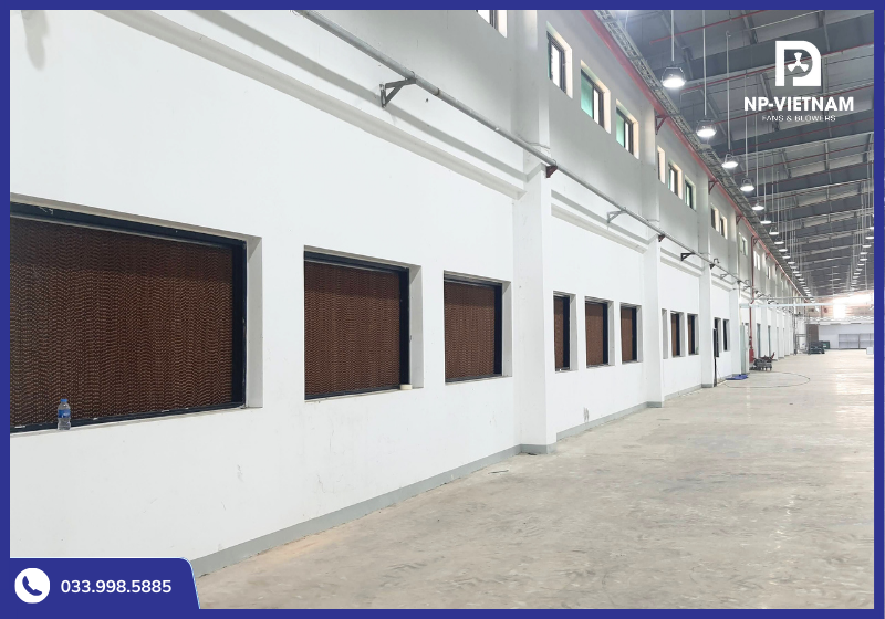 Hệ thống làm mát bằng hơi nước sử dụng tấm làm mát giúp giảm 5–7°C so với nhiệt độ môi trường ngoài