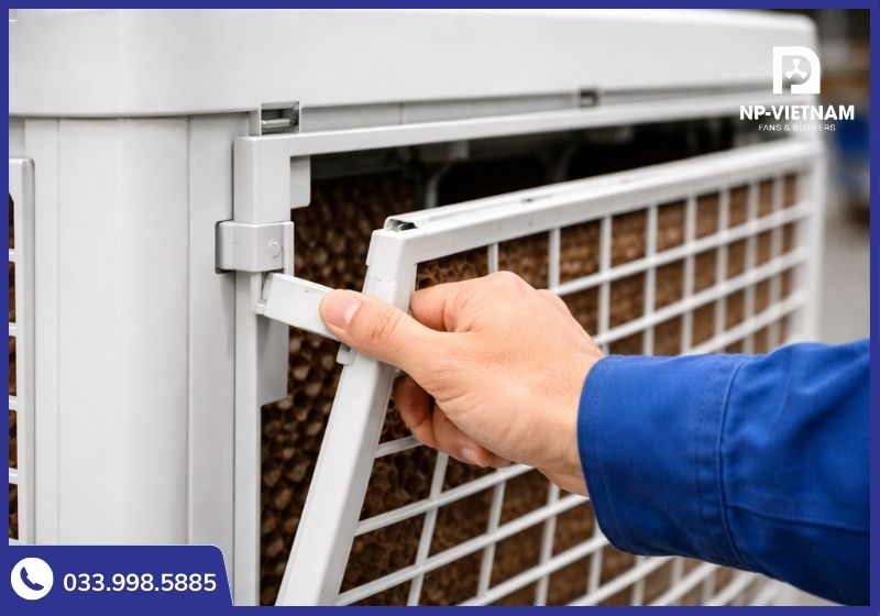 Hướng dẫn tháo quạt hơi nước: Thao tác nhẹ tay tại các vị trí chốt nhựa để tránh nứt vỡ khung máy