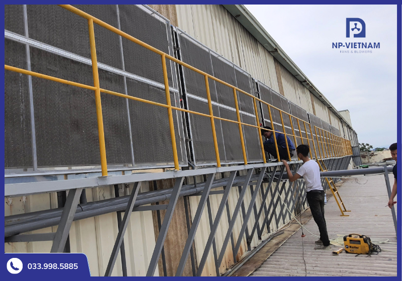 Quy trình lắp đặt hệ thống cooling pad gồm thi công khung dàn lạnh, lắp tấm pad, hệ thống cấp – thoát nước và quạt thông gió