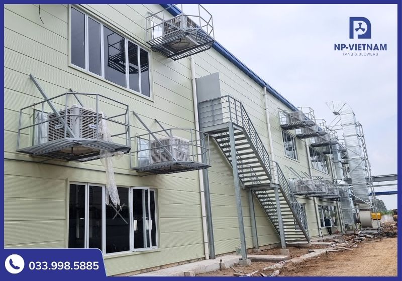 Máy làm mát 25000 NAKO lắp đặt gọn gàng bên hông tường