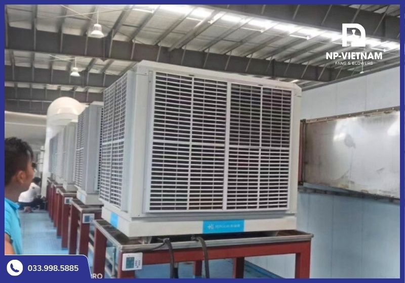 Máy được đặt trên giá đỡ chắc chắn, có đường ống gió đi thẳng vào bên trong.