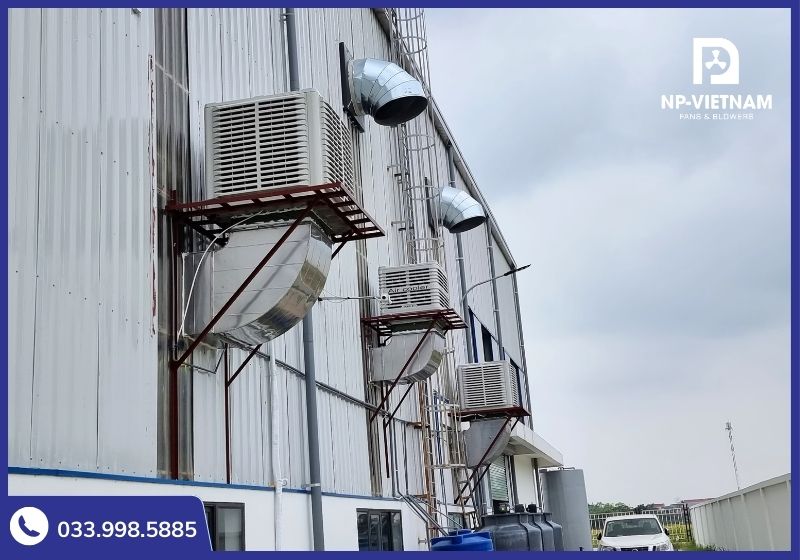Hệ thống máy làm mát công nghiệp áp suất dương được NP Việt Nam thi công trọn gói trên tường nhà xưởng.