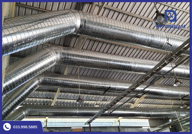 Ống thông gió và cửa gió giúp phân phối luồng không khí đồng đều trong nhà xưởng