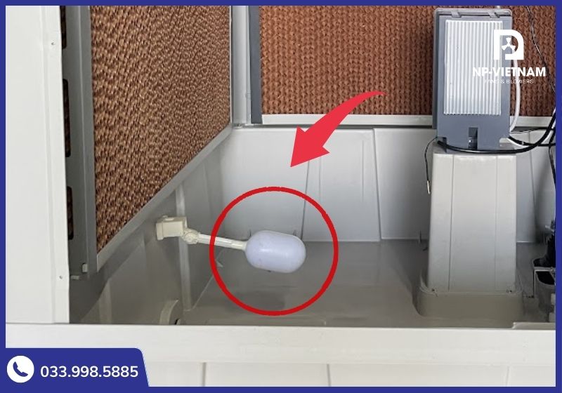 Phao cảm biến mực nước bị kẹt khiến máy hiểu lầm là hết nước và kích hoạt chế độ tự ngắt bảo vệ