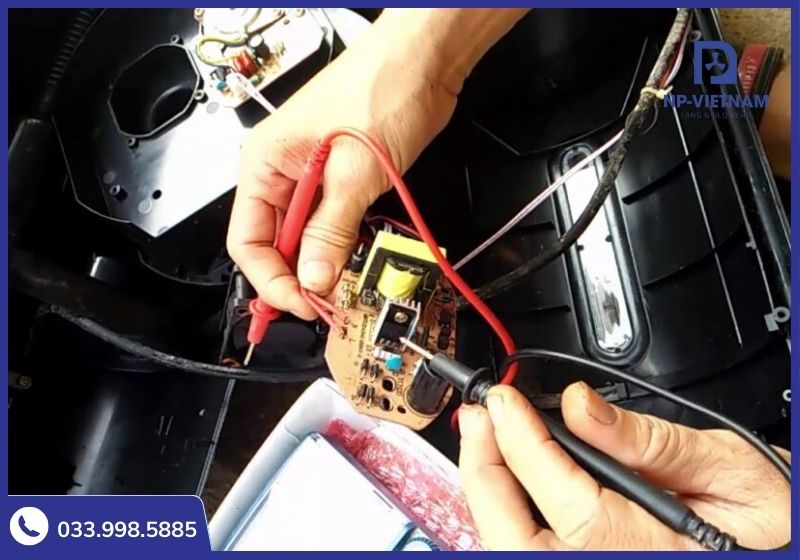 Sử dụng bút thử điện kiểm tra rò rỉ tại vỏ máy quạt hơi nước để đảm bảo an toàn lao động.