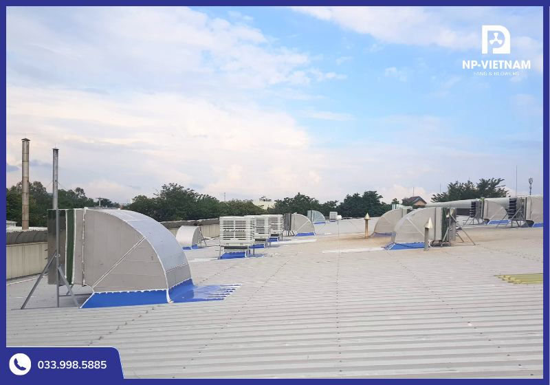 Quạt thông gió lắp mái hỗ trợ thoát khí nóng tích tụ ở khu vực trần cao.