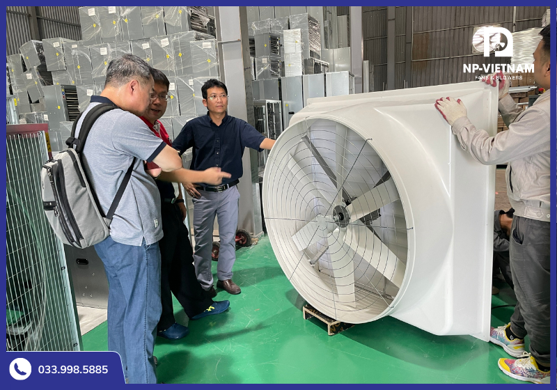 Khách hàng đến tận kho NP Việt Nam để test và mua quạt