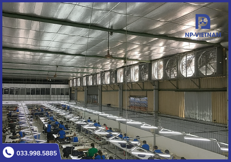 Quạt được lắp trong các nhà xưởng giúp thông gió, làm mát và hỗ trợ tăng năng suất lao động