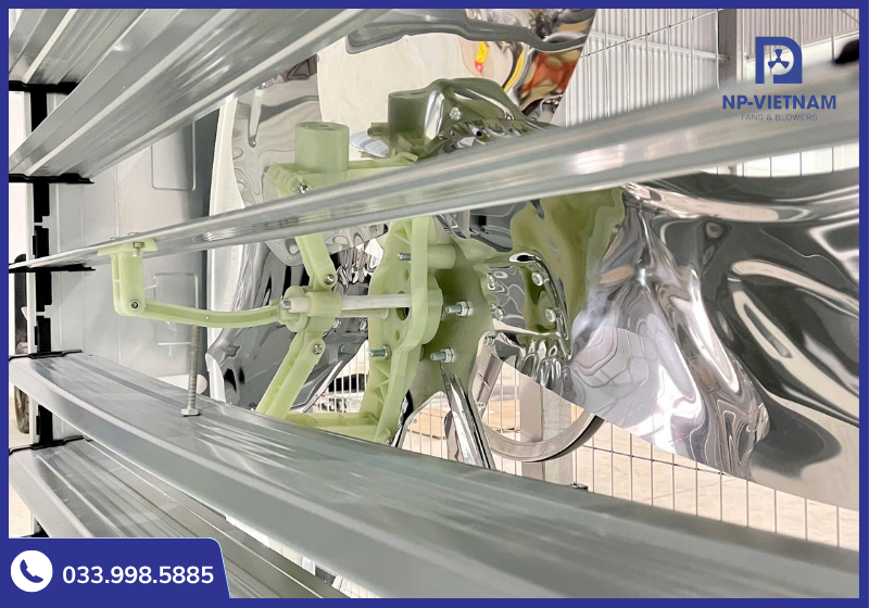 Thiết kế trục đẩy tự động giúp nâng lá chớp vuông góc 90 độ, tạo đường thoát gió tối ưu