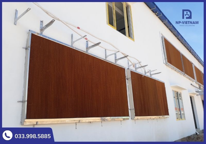 Hệ thống tấm làm mát Cooling Pad kết hợp quạt thông gió hạ nhiệt độ môi trường hiệu quả.