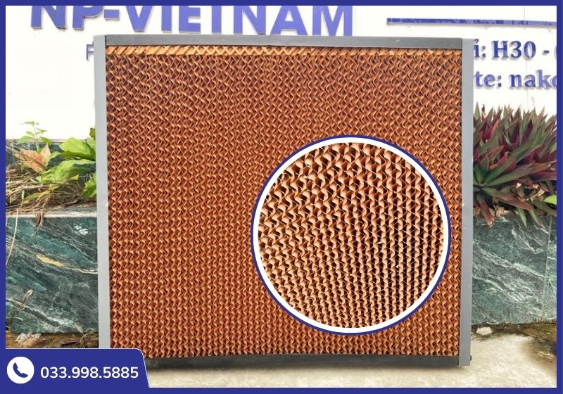 Cận cảnh tấm Cooling Pad HAFUJI với thiết kế rãnh tổ ong giúp tối đa hóa hiệu suất bay hơi nước.