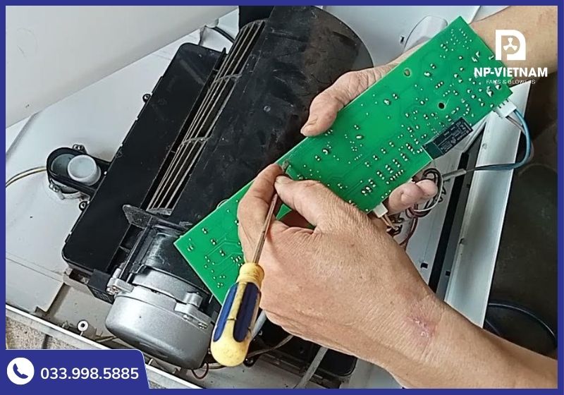 Nếu tình trạng máy làm mát bị chập bảng điều khiển quá nặng không thể hàn gắn, thay bo mạch đa năng là giải pháp tiết kiệm và bền bỉ nhất hiện nay.