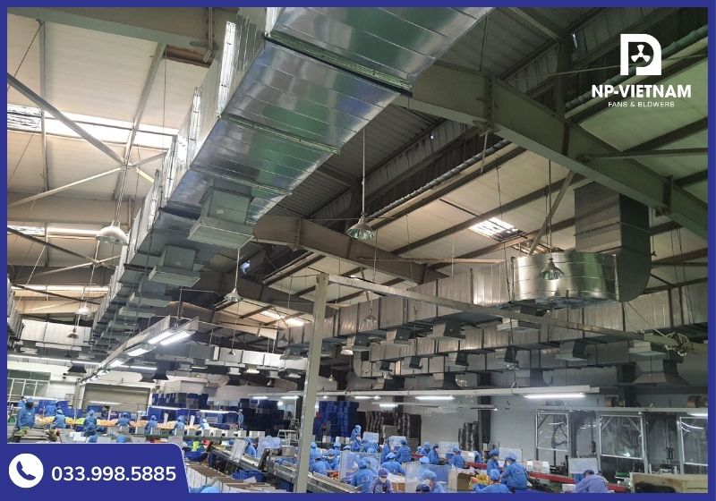 Hệ thống ống dẫn gió và miệng thổi giúp phân phối khí tươi đều khắp không gian sản xuất