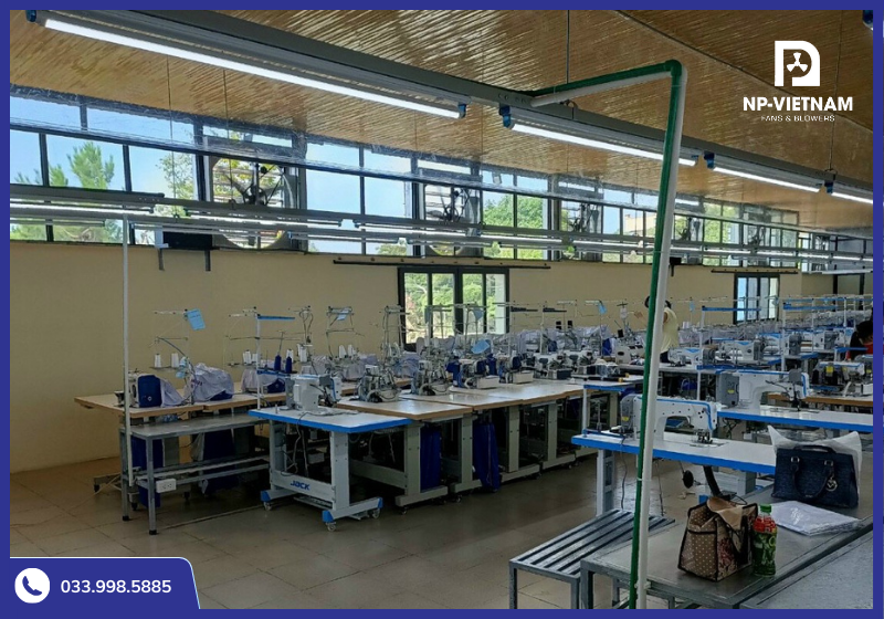 Hệ thống làm mát bằng không khí sử dụng quạt thông gió công nghiệp để hút khí nóng và cấp khí tươi.