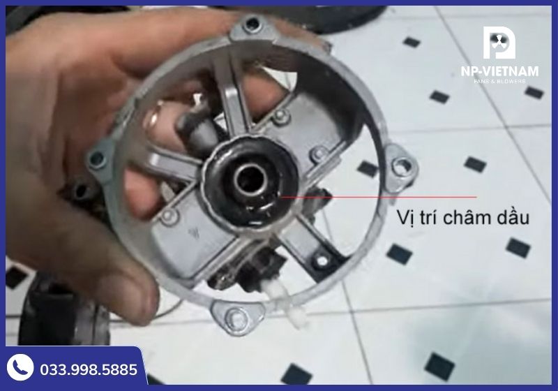 Nên tra dầu mỡ thường xuyên cho quạt để thiết bị hoạt động trơn tru