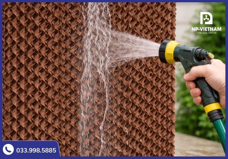 Vệ sinh định kỳ giúp khắc phục triệt để hiện tượng quạt hơi nước bị bắn nước ra ngoài