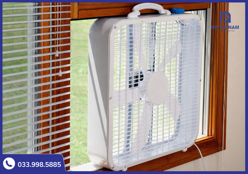 Tận dụng cửa sổ sẵn có để lắp quạt thông gió không cần đục tường, giúp đẩy khí nóng ra ngoài hiệu quả nhất.